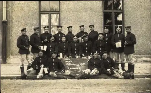 Foto Ak Deutsche Soldaten, WK I, Gruppenbild Soldaten mit Bierkrügen