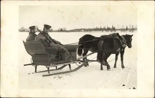 Foto Ak Deutsche Soldaten mit Gewehr im Pferdeschlitten