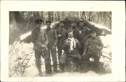 Foto Ak Deutsche Soldaten, WK I, Gruppenbild vor Unterstand im Schnee