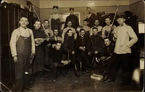 Foto Ak Gruppenbild Soldaten mit Musikinstrumenten