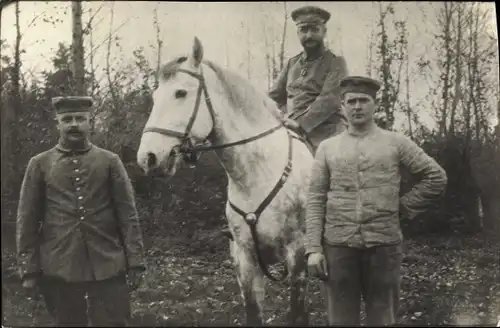 Foto Ak Deutsche Soldaten mit Schimmel