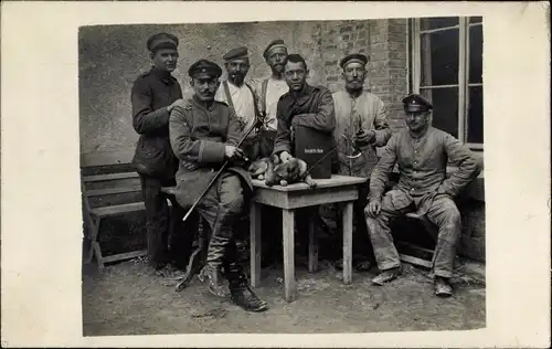 Foto Ak Deutsche Soldaten, Gruppenbild mit Hund