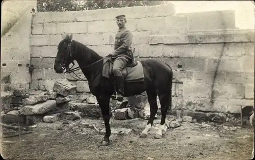 Foto Ak Deutscher Soldat auf einem Pferd