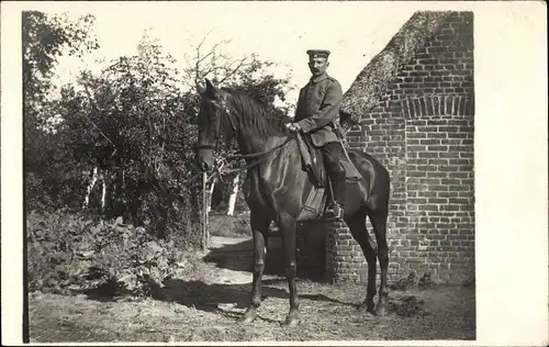 Foto Ak Deutscher Soldat auf einem Pferd