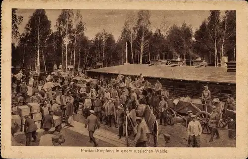 Ak Deutsche Soldaten, WK I, Proviantempfang in einem russischen Wald, Feldpoststempel