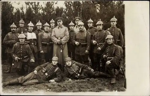 Foto Ak Deutsche Soldaten, WK I, Gruppenbild, Pickelhaube