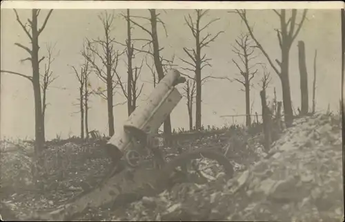 Foto Ak WK I, Zerstörtes Geschütz auf Schlachtfeld