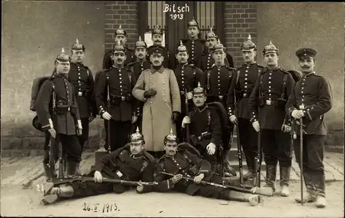 Foto Ak Bitsch Lothringen Moselle, Gruppenbild, Soldaten mit Pickelhaube