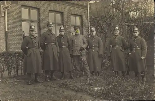Foto Ak Polizisten und deutscher Soldat mit Säbel