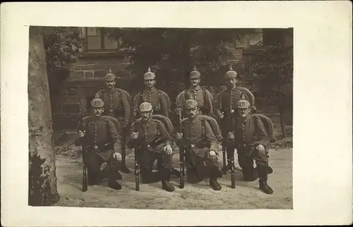 Foto Ak, Deutsche Soldaten, WK I, Gruppenbild mit Bajonetten und Ausrüstung