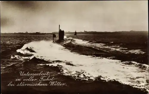 Ak Deutsches U-Boot, Kaiserliche Marine, In voller Fahrt bei stürmischen Wetter