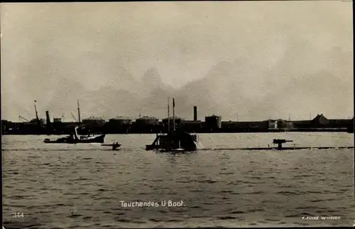 Ak Deutsches U-Boot taucht im Hafen, Kaiserliche Marine