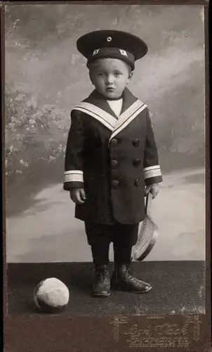 CdV Furtwangen im Schwarzwald, Kleinkind, Portrait, Tennisschläger, Matrosenuniform, Atelier Vack