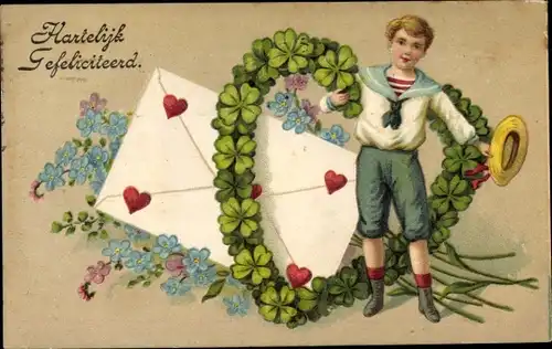 Präge Ak Glückwunsch, Junger Mann mit Herzen aus Glücksklee, Blumen, Brief