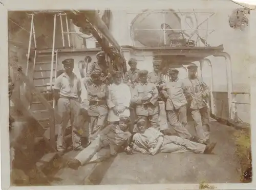 Foto DSW Afrika Namibia, ca 1900 - 1904, Deutsche Seeleute auf einem Schiffsdeck, Gruppenbild