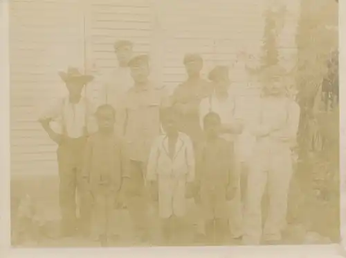 Foto DSW Afrika Namibia, ca 1900 - 1904, Deutsche Seeleute, Afrikanische Kinder, Gruppenbild