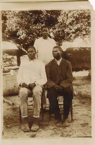 Foto DSW Afrika Namibia, ca 1900 - 1904, Drei afrikanische junge Männer, Gruppenbild