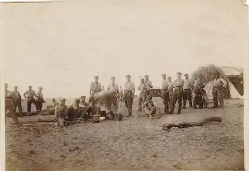 Foto DSW Afrika Namibia, ca 1900 - 1904, Deutsche Seeleute, Strandpartie