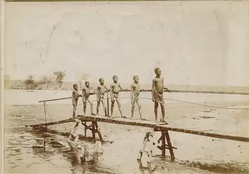 Foto DSW Afrika Namibia, ca 1900 - 1904, Afrikanische Kinder auf einem Steg