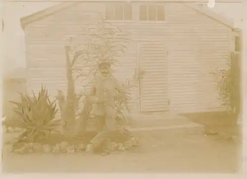 Foto DSW Afrika Namibia, ca 1900 - 1904, Mitglied der Kolonialen Schutztruppe vor einem Haus