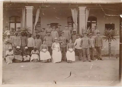 Foto DSW Afrika Namibia, ca 1900 - 1904, Mitglieder der Kol Schutztruppe, Krankenschwester,Afrikaner