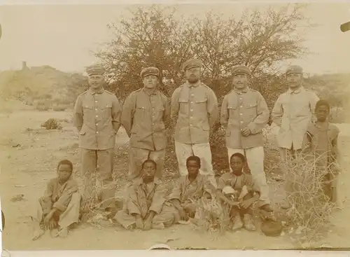 Foto DSW Afrika Namibia, ca 1900 - 1904, Mitglieder der Kolonialen Schutztruppe, Afrikanische Kinder