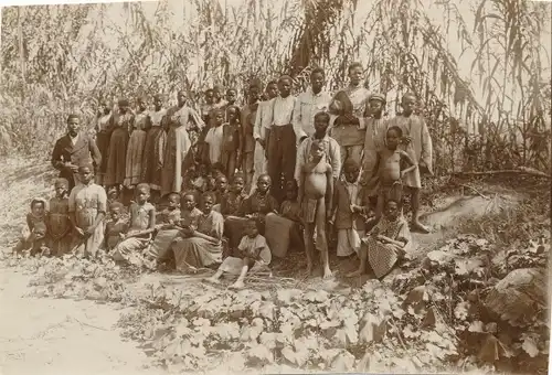 Foto DSW Afrika Namibia, ca 1900 - 1904, Afrikanische Schüler mit Lehrer, Gruppenbild