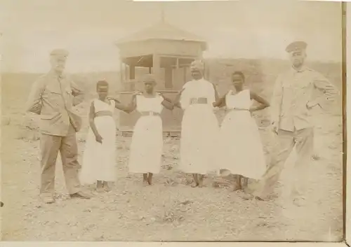 Foto DSW Afrika Namibia, ca 1900 - 1904, Afrikanische Frauen, Mitglieder der Kolonialen Schutztruppe