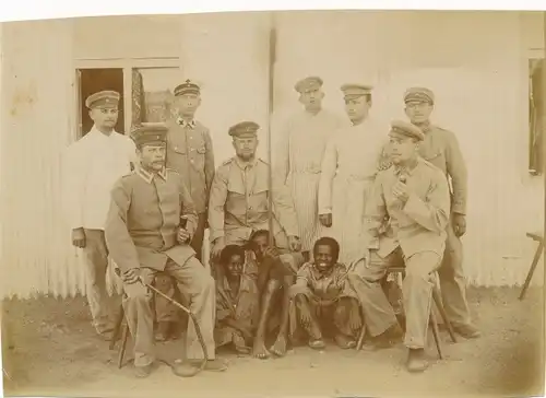 Foto DSW Afrika Namibia, ca 1900 - 1904, Schutztruppler, Afrik. Kinder, Peitsche, Sanitäter, Pfeife