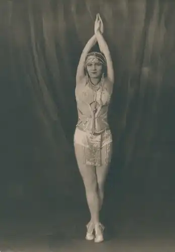 Foto Frauenstandportrait, Art Deco, Tänzerin, Kleid, Atelier, 1928