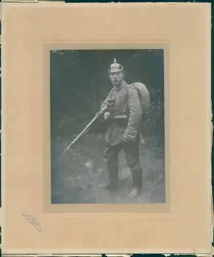 Foto Kulmbach in Oberfranken, Deutscher Soldat, Kaiserreich, Standportrait, Pickelhaube, Gewehr