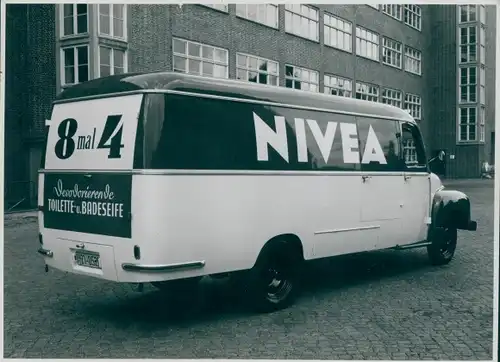 Foto Transporter mit Nivea Reklame, 8 mal 4  Desodorierende Seife