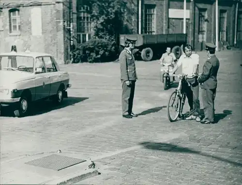 Foto Magdeburg, Volkspolizisten der DDR, Betriebsschutz, Schwalbe, Wartburg 353 Polizeiauto, Fahrrad