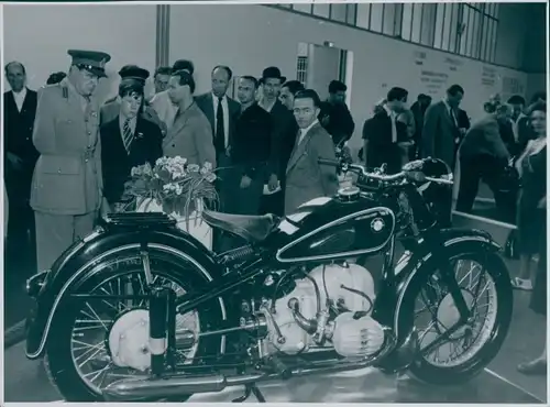 Foto BMW Motorrad, Ausstellung, IAA?, Britischer Kriegsversehrter in Uniform