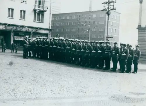 Foto Magdeburg an der Elbe, DDR, Polizeistaffel in Reihe, Alter Markt