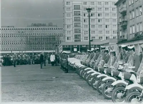 Foto Magdeburg an der Elbe, DDR, Polizeimotorradstaffel in Reihe, Alter Markt