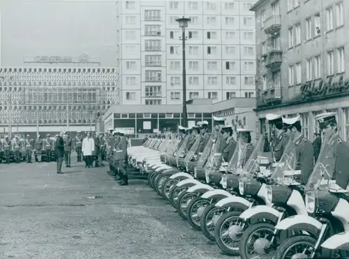 Foto Magdeburg an der Elbe, DDR, Polizeimotorradstaffel in Reihe, Alter Markt