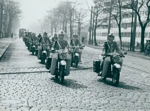 Foto Magdeburg an der Elbe, DDR, Polizeimotorradstaffel, Straßenpartie