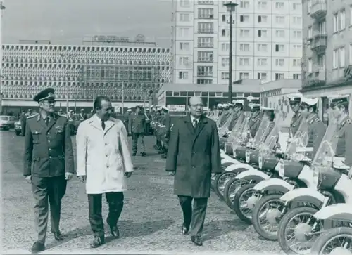 Foto Magdeburg an der Elbe, DDR, Polizeimotorradstaffel in Reihe, Alter Markt, DDR Funktionär