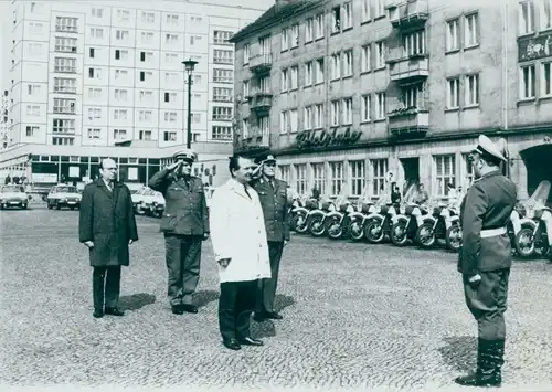 Foto Magdeburg an der Elbe, DDR, Polizeimotorradstaffel in Reihe, Alter Markt, DDR Funktionär