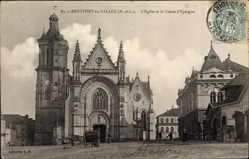 Ak Beaufort en Vallee Maine et Loire, L'Eglise et la Caisse d'Epargne