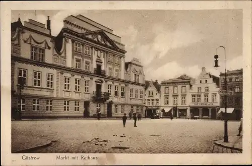 Güstrow in Mecklenburg, Markt mit Rathaus
