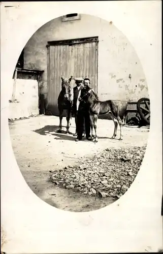 Foto Ak Dresden Schönfeld Weißig Pappritz ?, Männer mit Pferd und Fohlen vor Stallgebäude