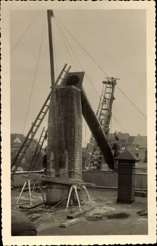 Foto Ak Kiel in Schleswig Holstein, Baustelle, Hansa Molkerei, Leitern, Schornstein