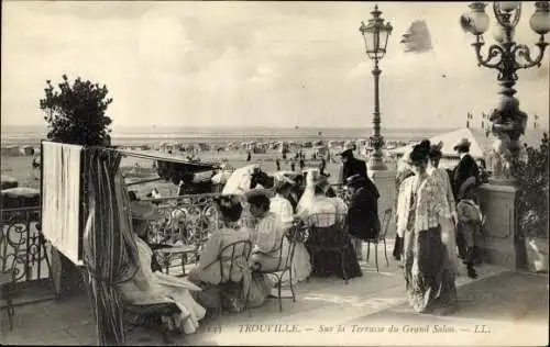 Ak Trouville Calvados, Sur la Terrasse du Grand Salon
