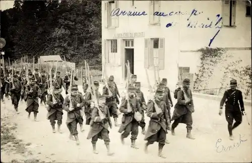 Foto Ak Mailly le Camp Aube, Französische marschierende Soldaten