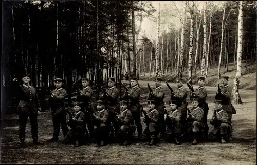 Foto Ak Deutsche Soldaten in Uniformen, Aufstellung mit Gewehren