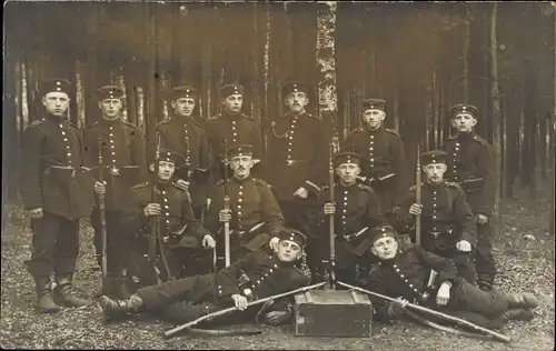 Foto Ak Deutsche Soldaten in Uniformen, Gruppenbild mit Gewehren