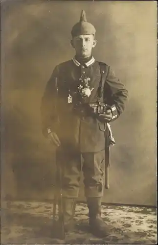 Foto Ak Deutscher Soldat in Uniform mit Ausrüstung, Orden