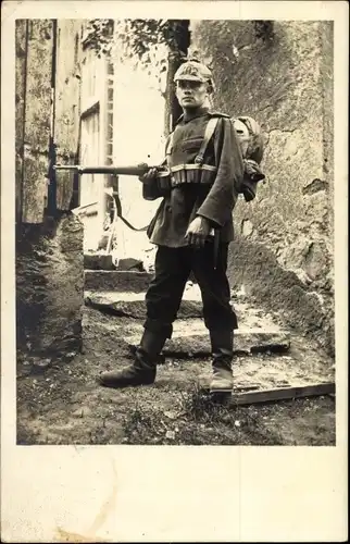 Foto Ak Deutscher Soldat in Uniform mit Ausrüstung, Regiment 102